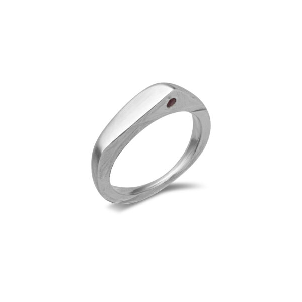 egyedi tervezésű félgyűrű rubinnal